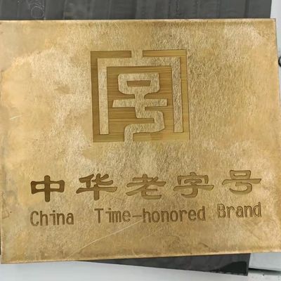 China Máquina de Gravura Decorativa a Laser Fibra no Paquistão Personalização para Gravura de Medalhas